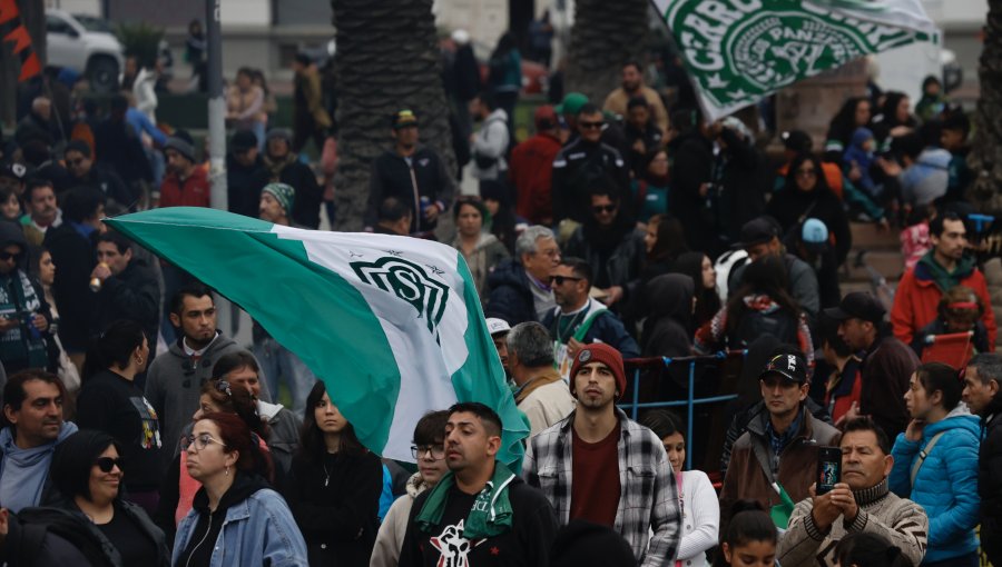 Hinchas de Santiago Wanderers celebran el aniversario 131 del club porteño