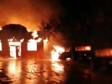 Encapuchados queman casa, furgón, templo evangélico y disparan a Carabineros en Ercilla