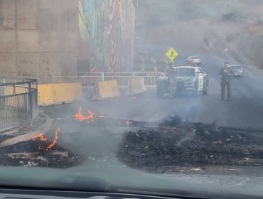 Manifestaciones con barricadas interrumpen el tránsito vehicular en calles de Valparaíso y Viña del Mar