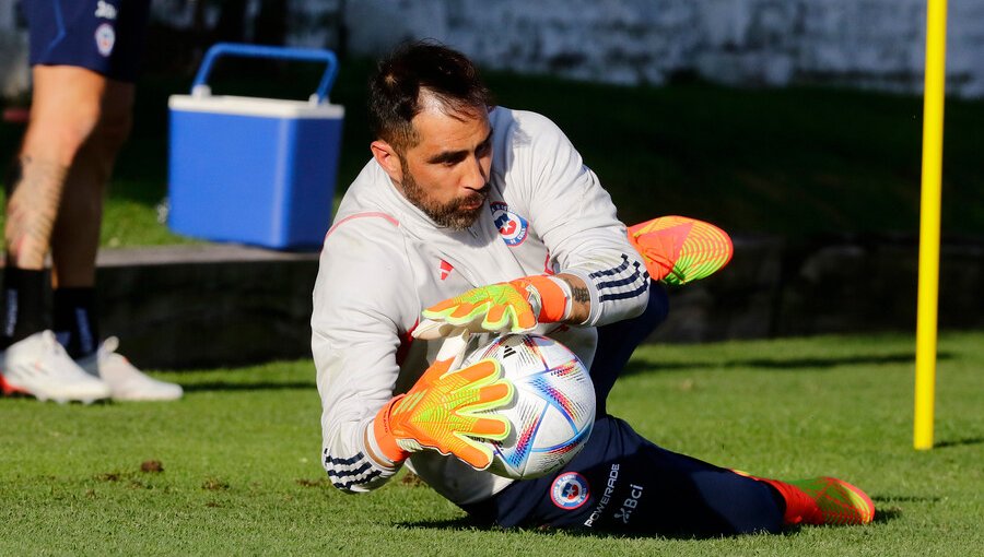 Un dolor de cabeza menos para Pellegrini: Claudio Bravo vuelve a las prácticas del Real Betis