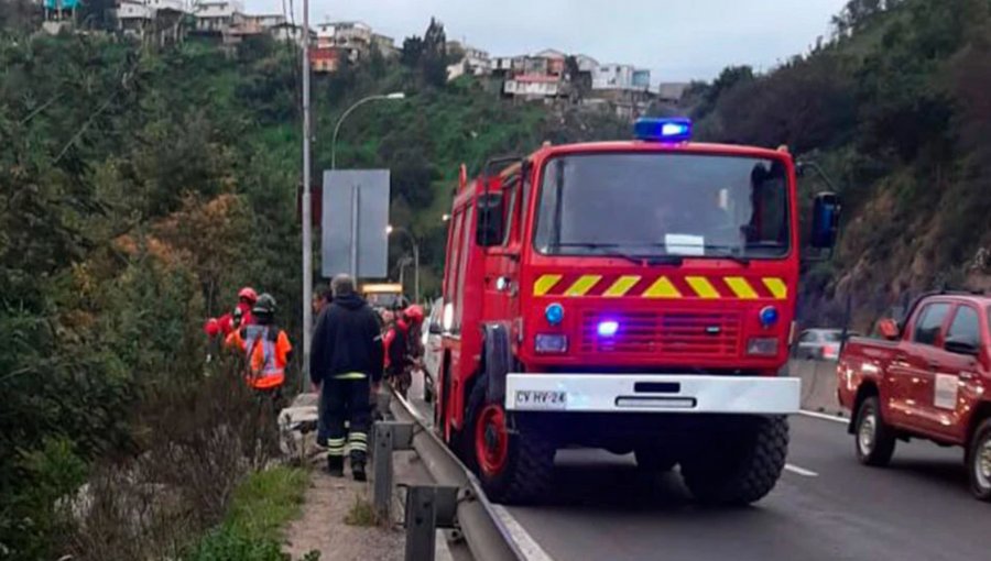 Hombre debió ser rescatado por Bomberos desde quebrada en Santos Ossa en Valparaíso