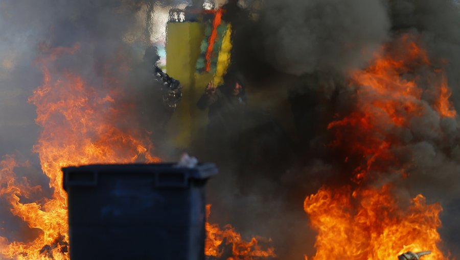 Pescadores artesanales encendieron barricadas y cortaron el tránsito a la altura de la caleta El Membrillo de Valparaíso