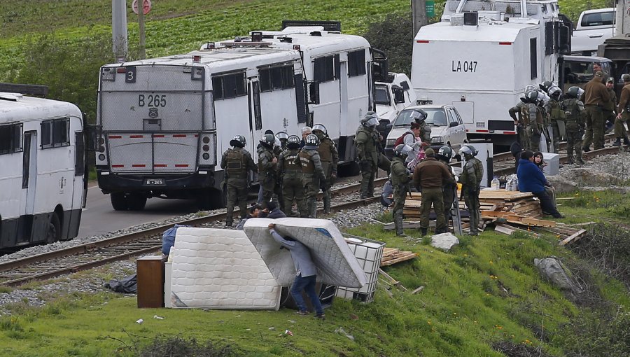 Con gran contingente de Carabineros se procedió al desalojo de la «Toma VIP» en el sector de Colmo en Quillota