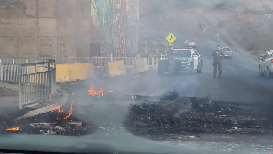 Manifestaciones con barricadas interrumpen el tránsito vehicular en calles de Valparaíso y Viña del Mar