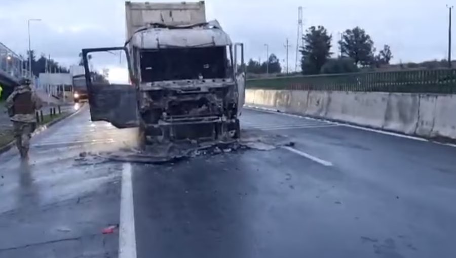 Dos nuevos atentados en La Araucanía: desconocidos quemaron camiones y bus en Collipulli