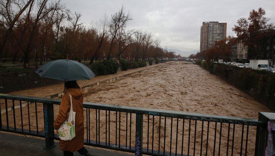 Gobierno afirma que sistema frontal tendrá características similares al de junio y no descarta corte de agua en la RM