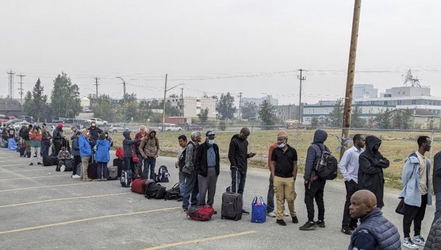 La operación sin precedentes para evacuar una ciudad de 20 mil habitantes en Canadá a la que se aproxima un enorme incendio