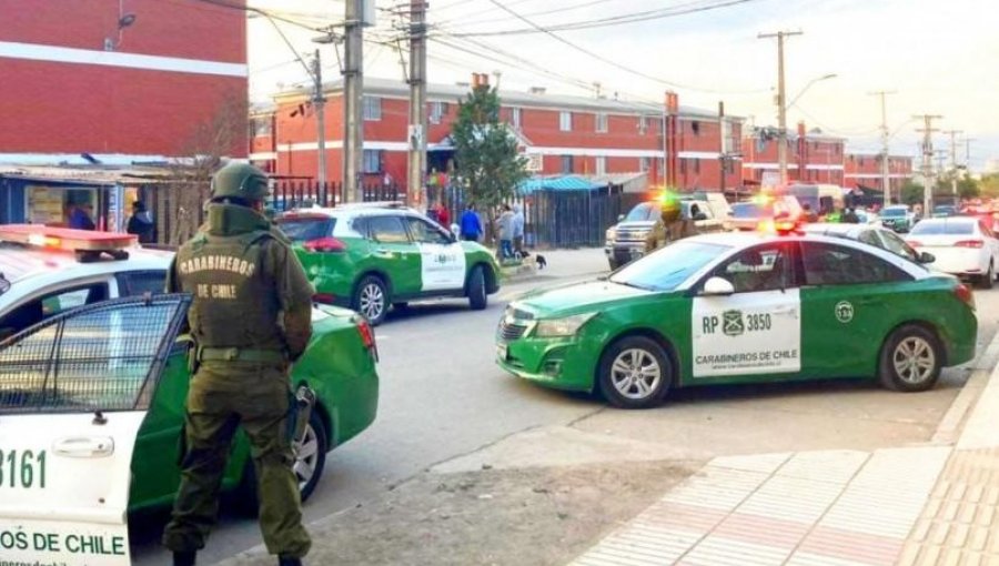 Carabineros fueron atacados con armas de fuego desde un tercer piso durante operativo de fiscalización en Cerrillos