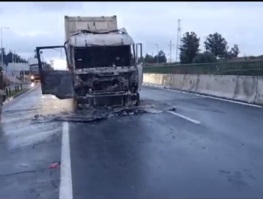 Dos nuevos atentados en La Araucanía: desconocidos quemaron camiones y bus en Collipulli
