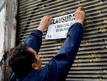 Municipio hace frente a “chumbeques” ilegales y clausura tres de estos en el plan de Valparaíso