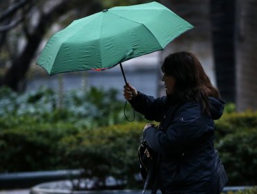 Tohá dice que la mañana de este sábado "vamos a tener lluvias fuertes" en la RM y que se prevé nuevo sistema frontal el lunes