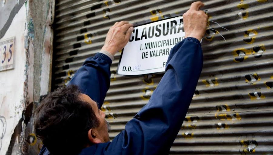 Municipio hace frente a “chumbeques” ilegales y clausura tres de estos en el plan de Valparaíso