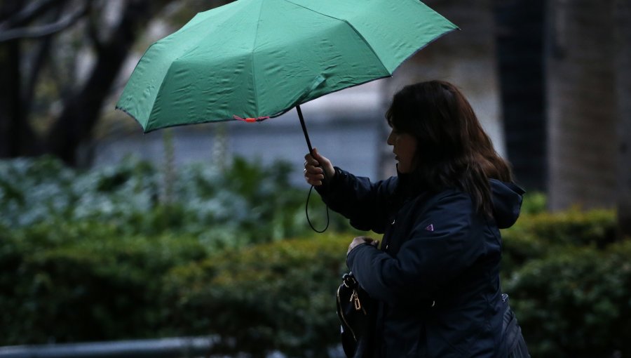 Tohá dice que la mañana de este sábado "vamos a tener lluvias fuertes" en la RM y que se prevé nuevo sistema frontal el lunes