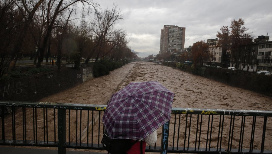 Presidente Boric advirtió que el sistema frontal "se viene difícil" y que "seguramente deberemos tener evacuaciones"