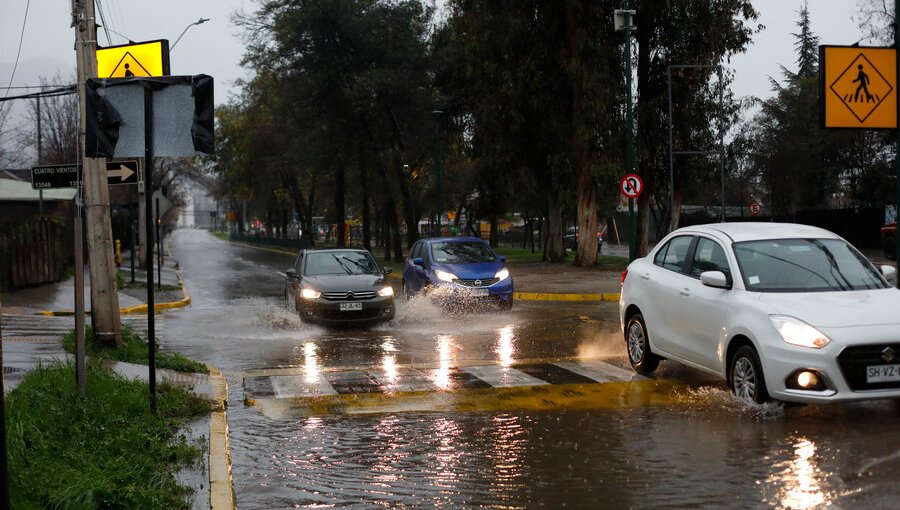 Comienza intenso sistema frontal de madrugada en la Región Metropolitana y zona centro-sur del país