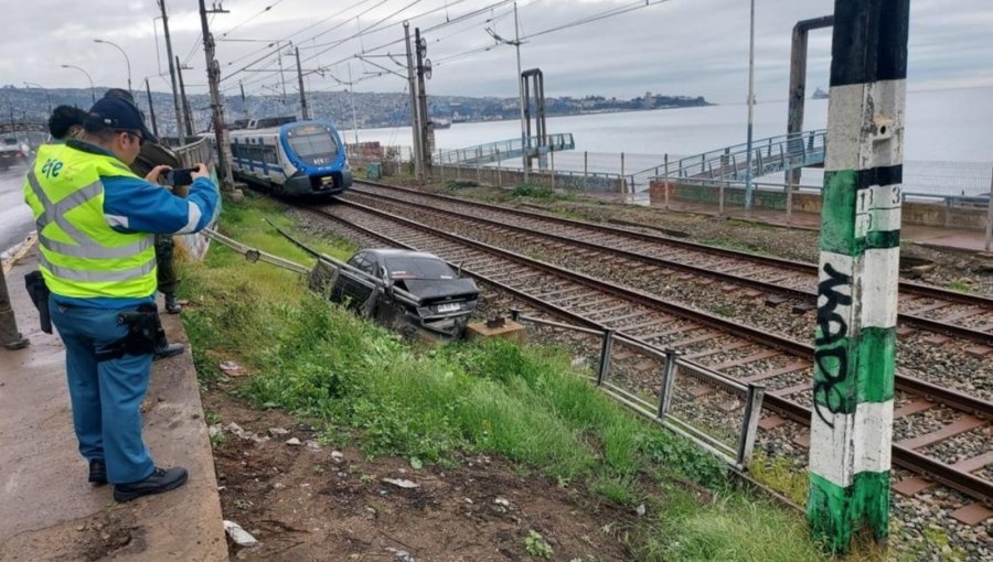 Automóvil cae a las vías del tren en Avenida España en Valparaíso