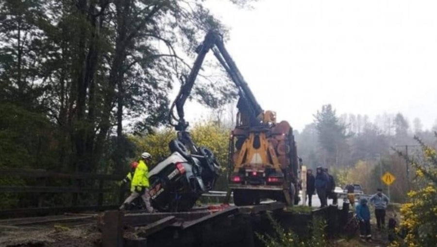 Dos personas fallecieron tras volcar su vehículo y caer al río Afunalhue en La Araucanía