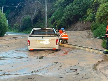 Deslizamiento de duna en Concón mantiene cortado el transito en ambos sentidos en Avenida Borgoño