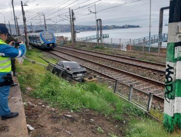 Automóvil cae a las vías del tren en Avenida España en Valparaíso