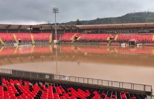 Desborde del río Claro inundó casas, calles, pasos bajo nivel y el estadio Fiscal de Talca