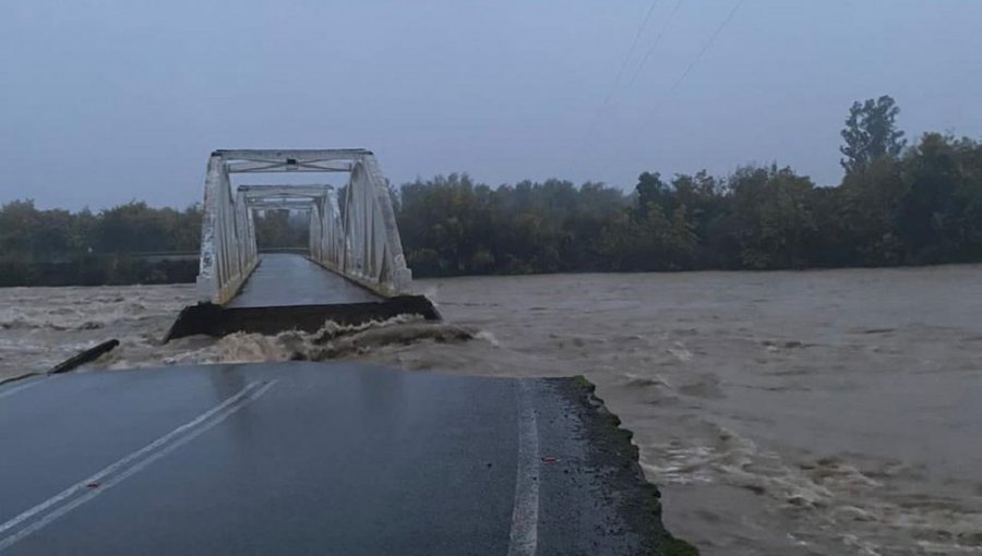 Colapso de puente Tres Arcos en Linares aumenta de 5.500 a 30.000 los aislados por el sistema frontal