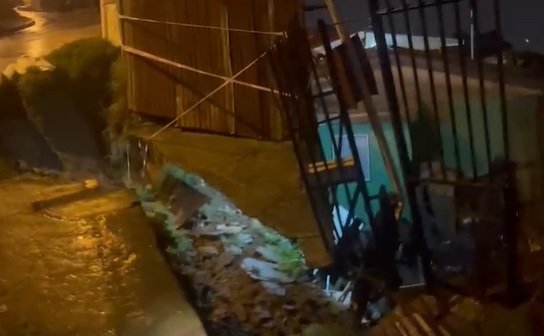 Deslizamiento de tierra afectó a vivienda del cerro San Juan de Dios de Valparaíso: tres personas fueron rescatadas