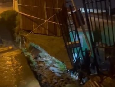 Deslizamiento de tierra afectó a vivienda del cerro San Juan de Dios de Valparaíso: tres personas fueron rescatadas