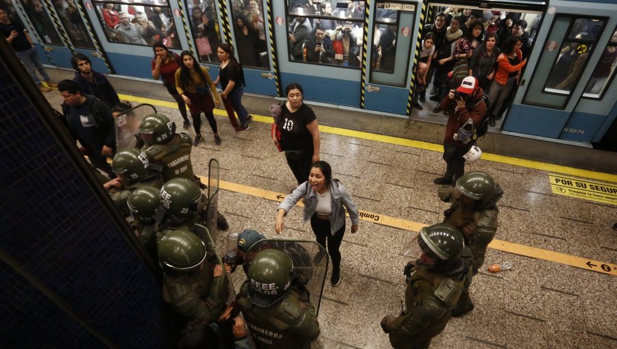 Escolares convocan a semana de evasiones masivas en el transporte público de Santiago tras alza de $10 en los pasajes