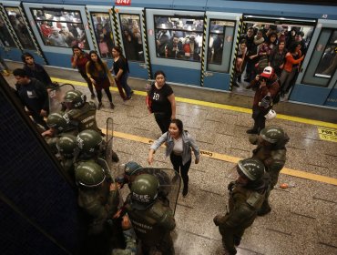 Escolares convocan a semana de evasiones masivas en el transporte público de Santiago tras alza de $10 en los pasajes