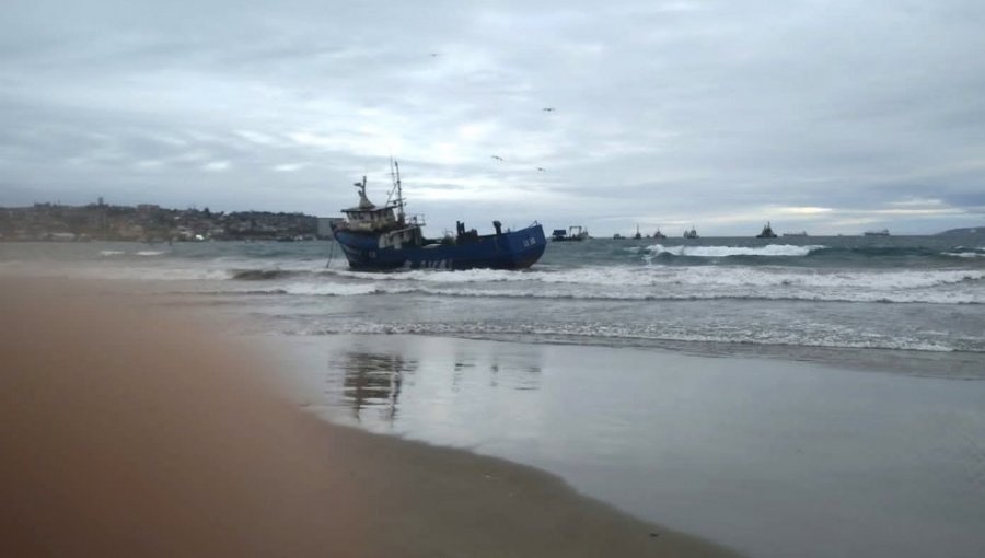 Lancha fletera varó en la playa Loncura de Quintero por sistema frontal: descartan afectación ambiental en la bahía