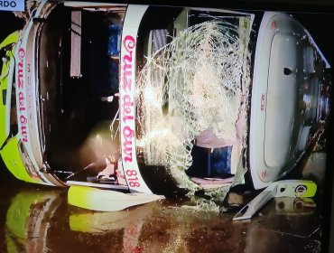 Bus de dos pisos con 14 pasajeros en su interior volcó en San Bernardo: cuatro resultaron con lesiones