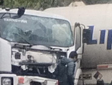Camión de carga de combustible choca contra barrera de contención y árbol en sector Tabolango de Limache