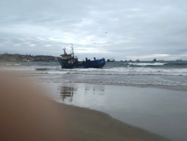 Lancha fletera varó en la playa Loncura de Quintero por sistema frontal: descartan afectación ambiental en la bahía