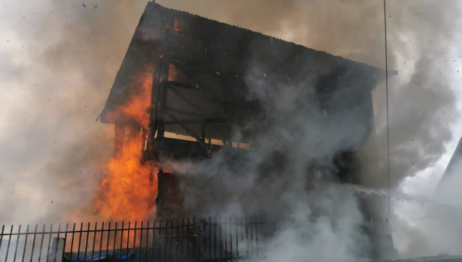 Incendio consumió tres viviendas en sector del cerro Mariposas de Valparaíso: una se derrumbó