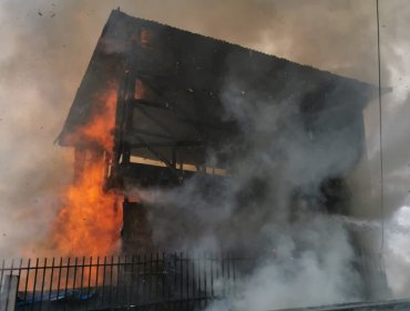 Incendio consumió tres viviendas en sector del cerro Mariposas de Valparaíso: una se derrumbó
