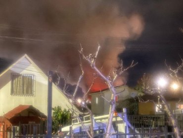 Incendio consume un taller mecánico en Quilpué: se registra corte de suministro eléctrico en Los Pinos