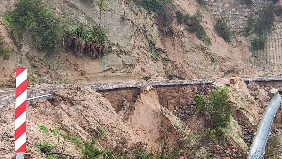 Socavones, derrumbes y aumento del caudal del estero Puangue se registró en la ruta a Colliguay de Quilpué