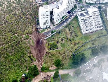 Socavón en el límite de Reñaca y Concón tiene en jaque a sus habitantes: Lo que se sabe hasta ahora del colapso del colector en Cochoa