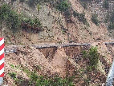 Socavones, derrumbes y aumento del caudal del estero Puangue se registró en la ruta a Colliguay de Quilpué