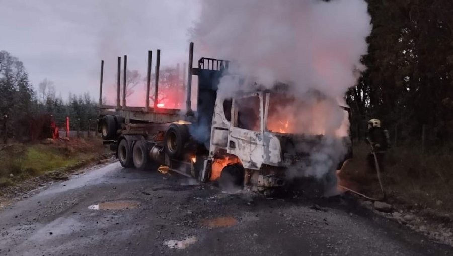 Antisociales interceptaron caravana de camiones madereros y quemaron cuatro máquinas en ruta de Collipulli