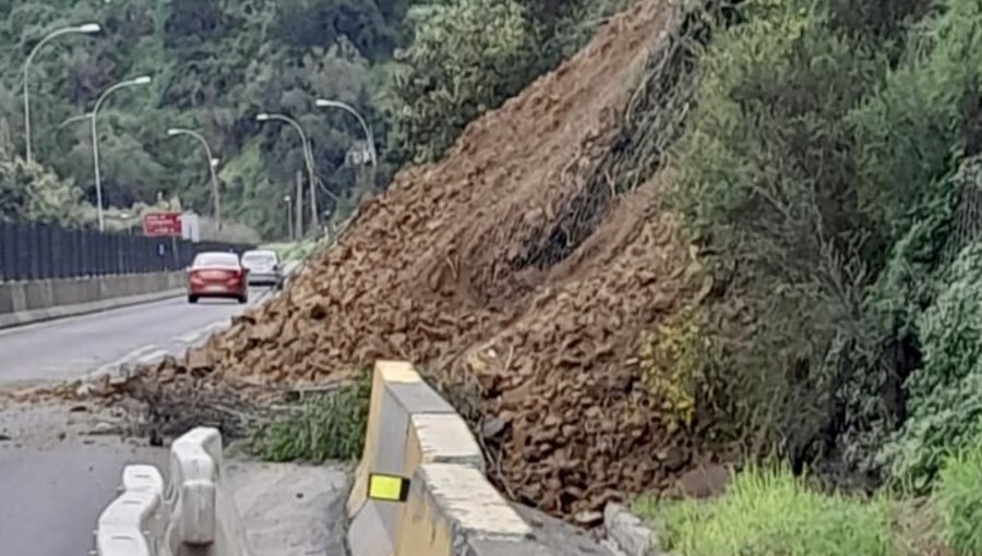 Tramo de la ruta 68 permanecerá cerrado todo el día producto del derrumbe de talud en la bajada Santos Ossa de Valparaíso