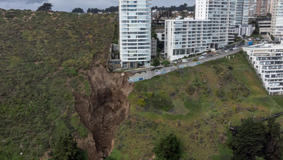 Socavón en el límite entre Reñaca y Concón: Prohíben ingreso a edificio colindante y el tránsito en Av. Borgoño