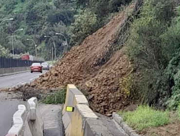 Tramo de la ruta 68 permanecerá cerrado todo el día producto del derrumbe de talud en la bajada Santos Ossa de Valparaíso