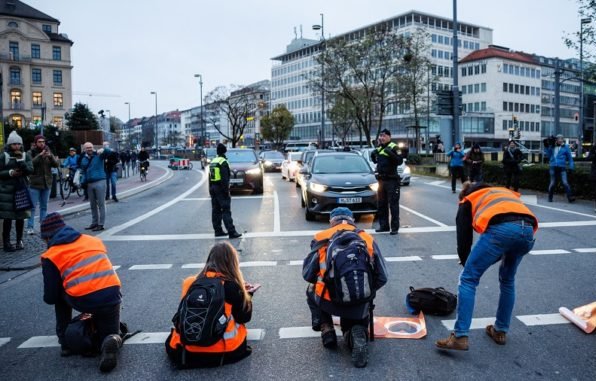 Ciudad alemana de Múnich prohíbe que activistas climáticos se peguen a la calle durante manifestaciones