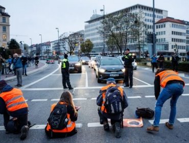 Ciudad alemana de Múnich prohíbe que activistas climáticos se peguen a la calle durante manifestaciones