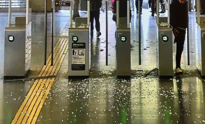 Metro denunció destrozos en la estación República en medio llamados a evasiones masivas