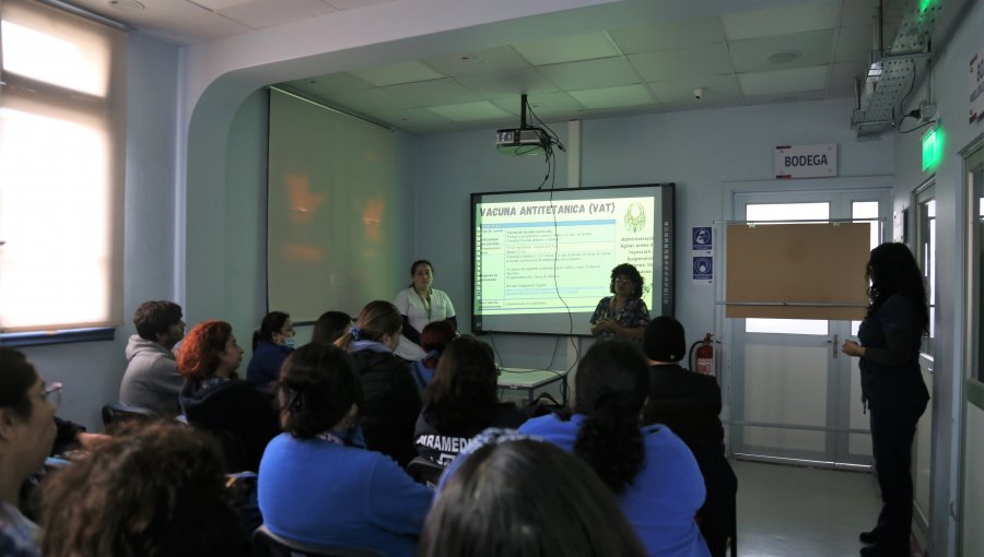 Equipos de enfermería se capacitan en administración de vacunas en la Unidad de Emergencia Adultos del Hospital Van Buren