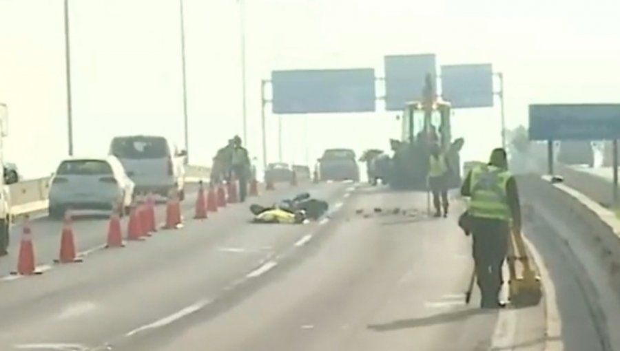 Motociclista muere al chocar con retroexcavadora en autopista Vespucio Norte