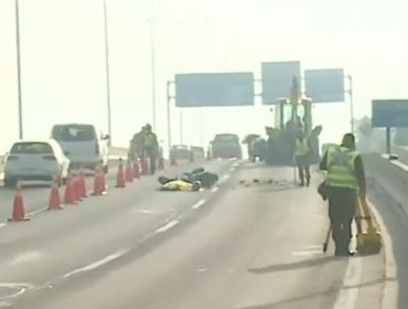 Motociclista muere al chocar con retroexcavadora en autopista Vespucio Norte