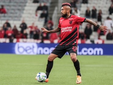 En la Roja llamaron a Brasil por lesión de Arturo Vidal en partido del A. Paranaense